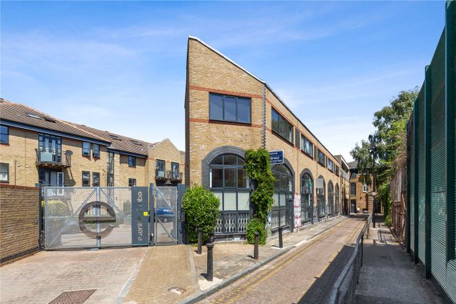 Thumbnail Maisonette for sale in Shacklewell Street, London