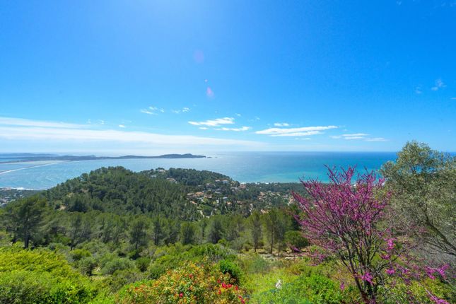 Villa for sale in Carqueiranne, Provence Coast (Cassis To Cavalaire), Provence - Var
