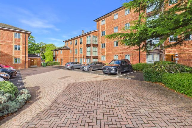 2-bed flat on College Mews, York, £190,000