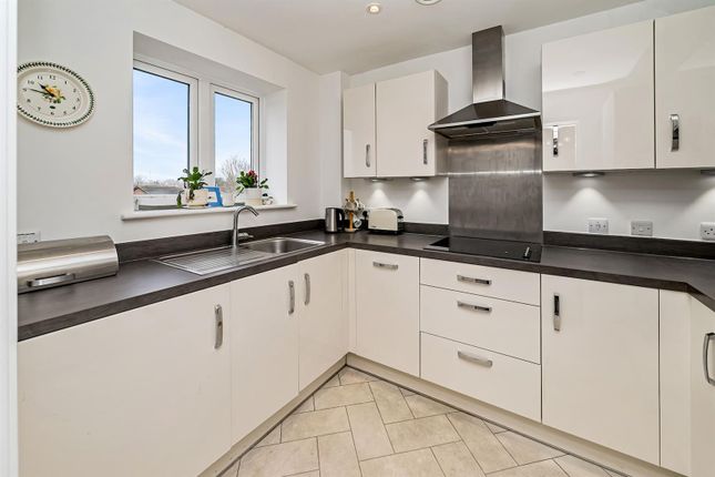 Flat for sale in Marlow Road, Bourne End