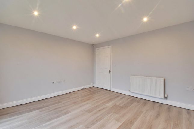 4, Court View 6-10,, Whippendell Road, Hertfordshire photo 4