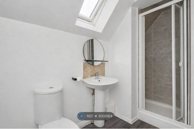 Flat   Risborough Lane, Folkestone photo 4