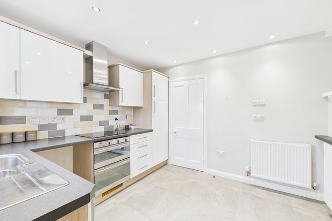 10 Fords Close, High Wycombe photo 2