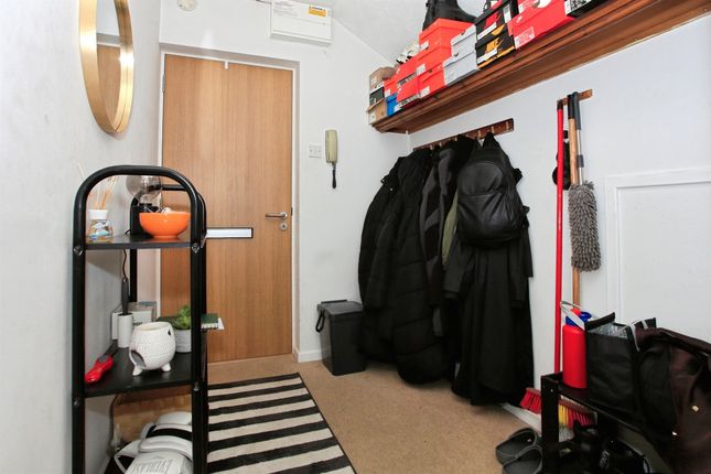 27, Hadrians Court, Peterborough photo 4
