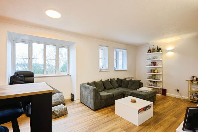 Flat 14, Stirling House,, Garlands Road, Surrey photo 2