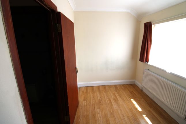 70, Victoria Gardens, Hounslow photo 2
