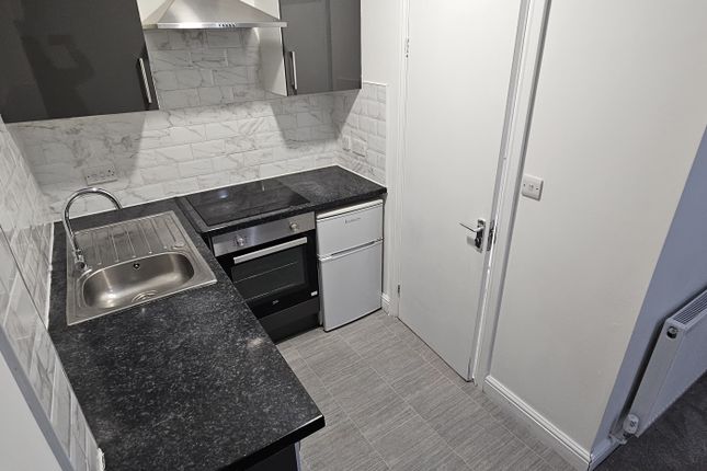 8 , Biscot Road, Luton photo 5