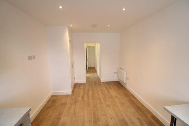Room 3, 71a Cricklade Road, Swindon photo 3