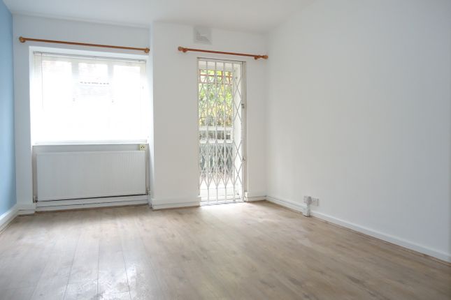 Rollo Court, Rawson Street / Strasburg Road, London photo 2