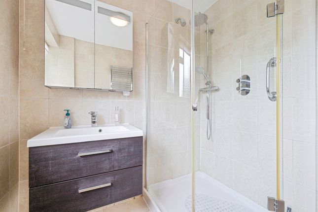 2, Howton Place, Bushey photo 4