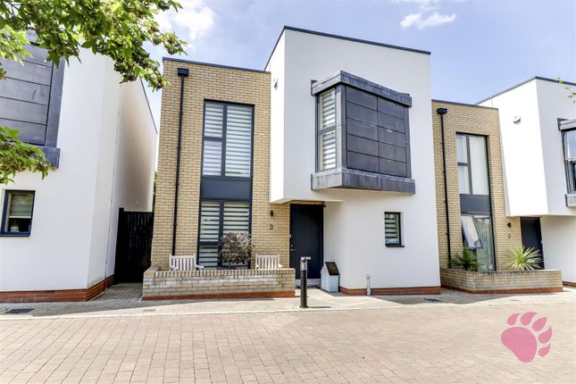 Thumbnail Detached house for sale in Greencourt, Leigh-On-Sea