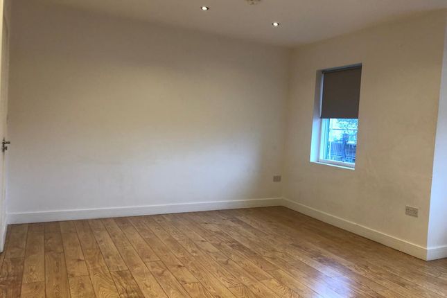 Flat 3, 253, Chase Cross Road, Romford photo 4