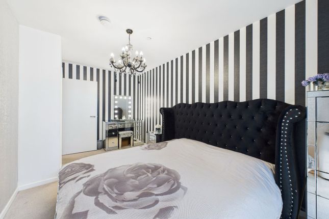 Modern 2-Bedroom Flat In Prestigious Battersea Reach