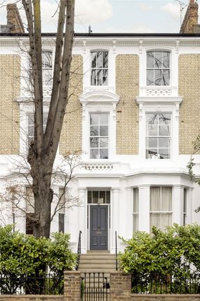 Flat to rent in Cambridge Gardens, North Kensington, London