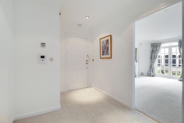 Flat for sale in Queens Reach, East Molesey