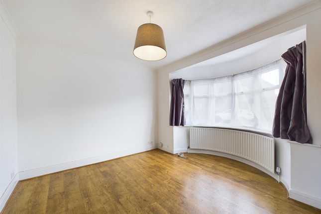 35, Filey Waye, Middlesex photo 4