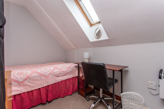 Flat to rent in Marlowe Avenue, Canterbury