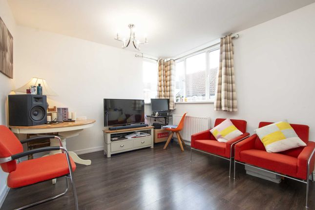 Thumbnail Flat to rent in Gaskell Street, London