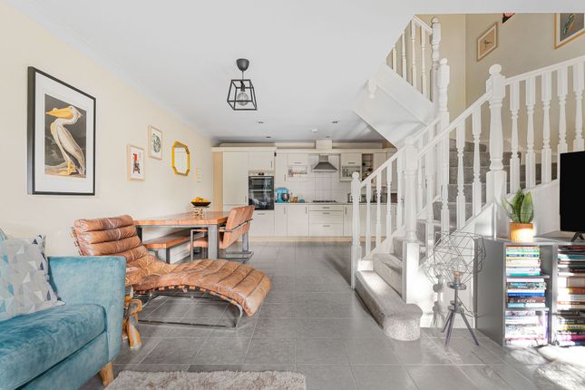 6 Plomer Hill, High Wycombe photo 2