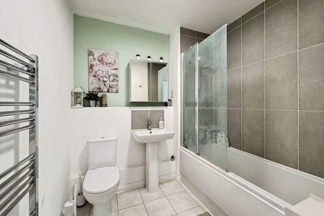 Flat 24, 49 Coxwell Boulevard, London photo 4