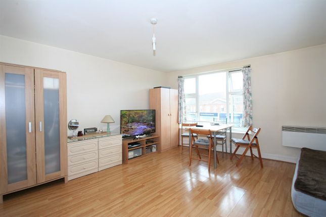 Studio for sale in Greyhound Hill, London
