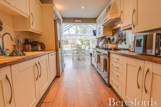 3, Willowdene Court, Brentwood photo 2