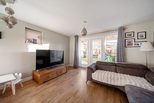 32 Nursery Grove, Gravesend, Kent photo 2