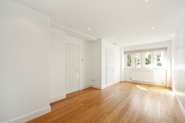 Town house to rent in Sandown Gate, Esher