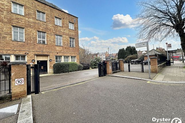 Flat to rent in Constable Close, Aldermen Court