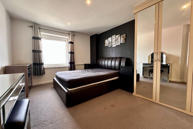 Flat for sale in Imperial Point, The Quays, Salford
