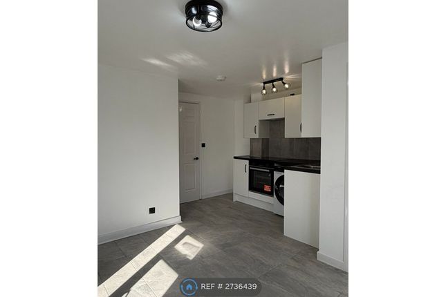 Manor Close, London photo 3