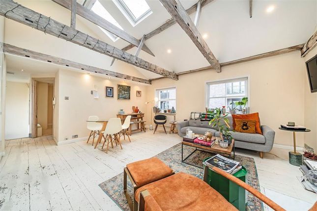 Flat 3, 20, Cleveland Street, London photo 3