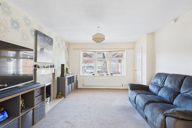 33, Glendon Crescent, Ashton-under-Lyne photo 3