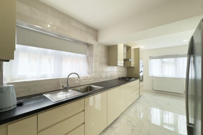 95 Francklyn Gardens, Edgware photo 3