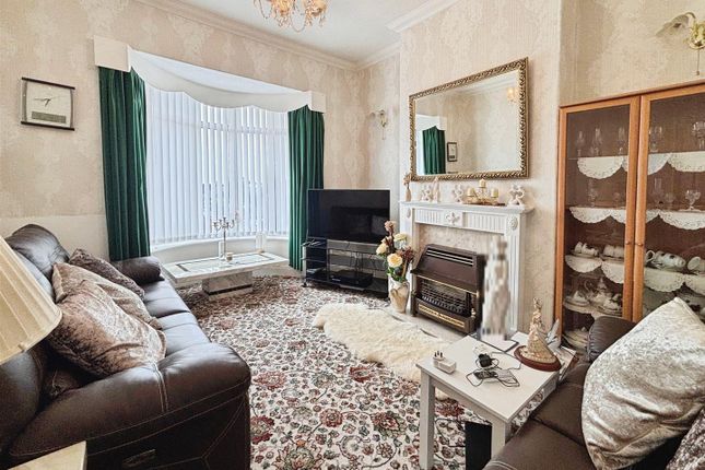 25, Hawes Drive, Bradford photo 2