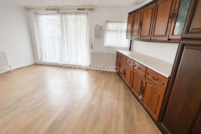 786 (74), Cambridge Close, Hounslow photo 5