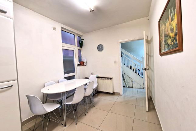 18 Ambrose Avenue, London photo 4