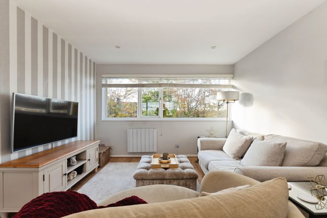 5, Hazelbank Court, Chertsey photo 2