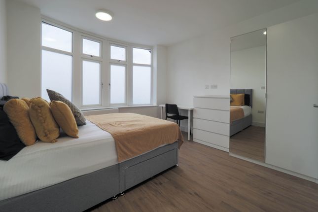 16, The Meadow Way, Harrow photo 2
