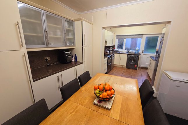 33 Thorn Lane, Bradford photo 5
