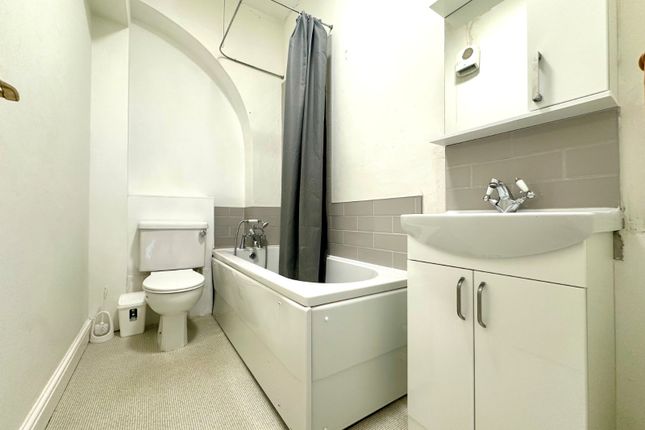 Flat D, 76, Cuthbert Road, Kent photo 5