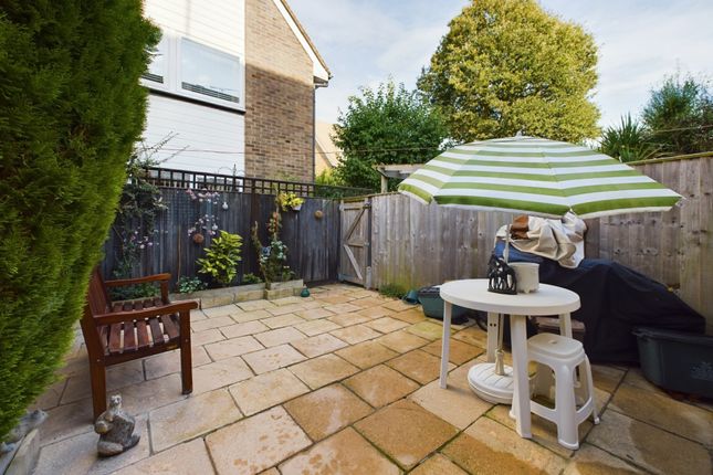 12 Beaufort Gardens, Marlow photo 3