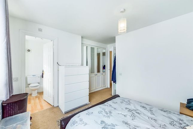 81 Blunden Drive, Slough photo 4