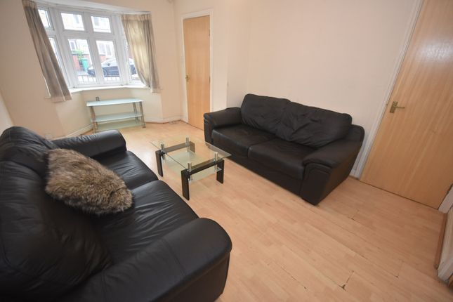 Town house to rent in Chorlton Road, Hulme, Manchester. 4Au.