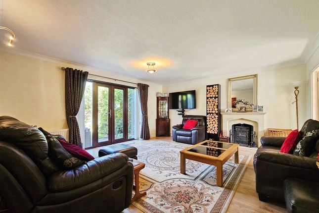 5, Priory Wood, HALSTEAD photo 4