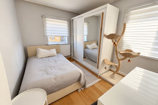 Flat 32 Orme House, Haggerston Road, London photo 2