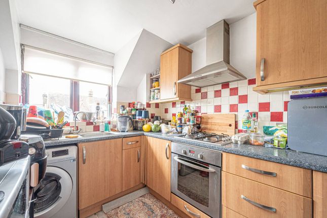 Flat to rent in Dale Grove N12, North Finchley, London,