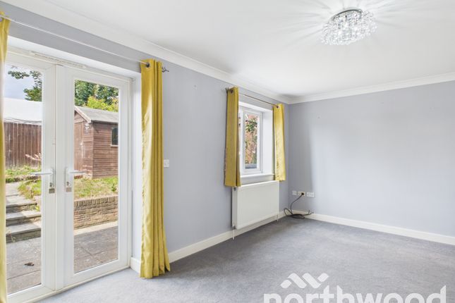 2B, Chichester Close, Ashford photo 2