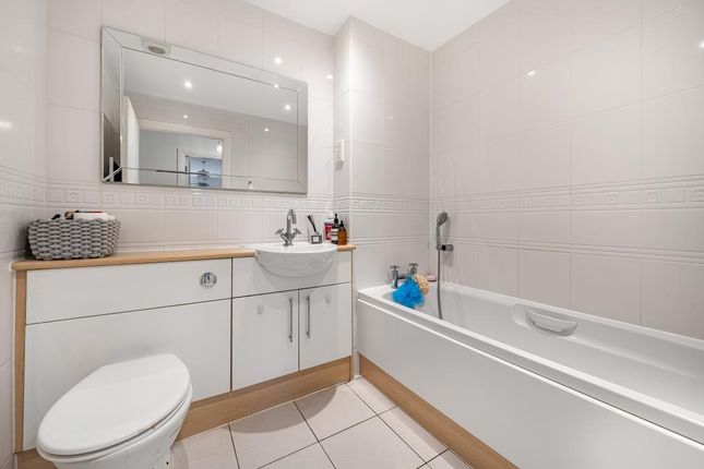 Flat for sale in Barnet, London