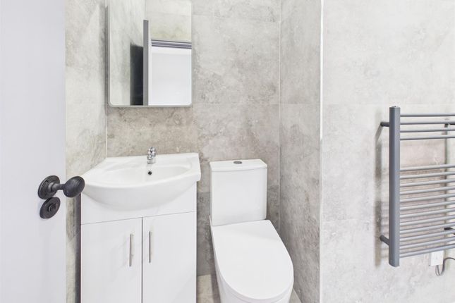 Flat 2, 304, Bethnal Green Road, London photo 3